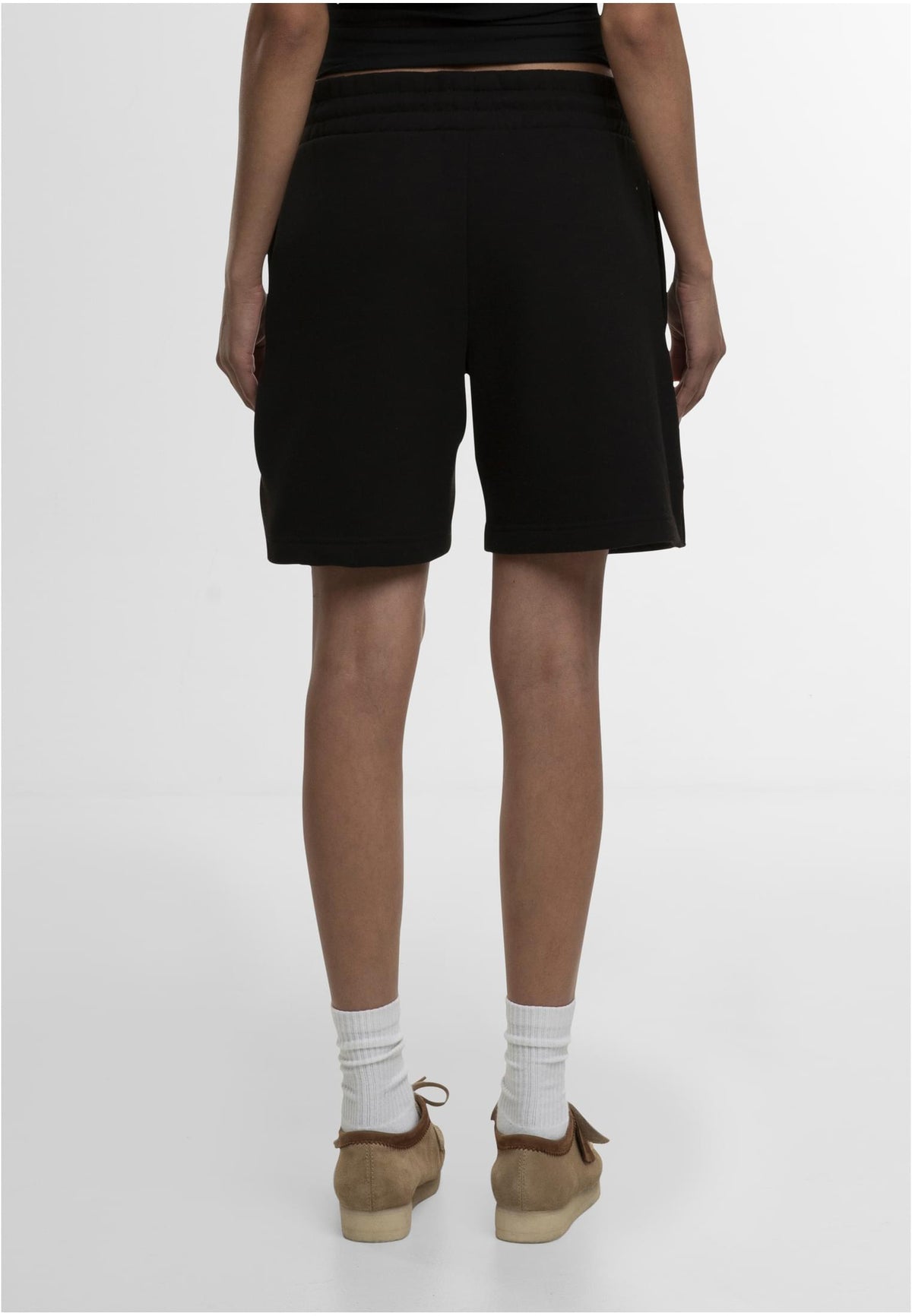 Ladies Basic Sweatshorts in Schwarz, getragen