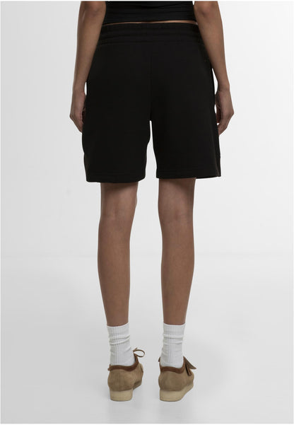 Ladies Basic Sweatshorts in Schwarz, getragen