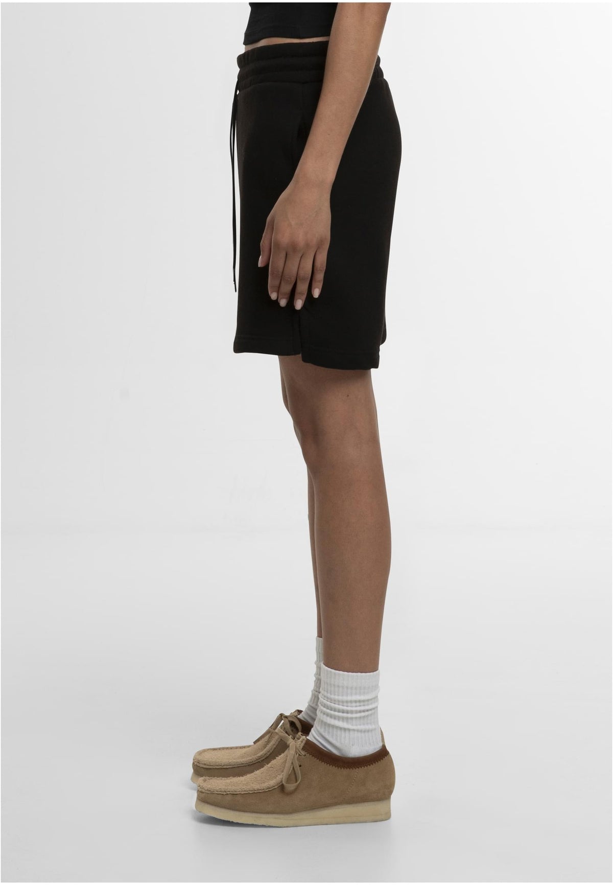 Ladies Basic Sweatshorts in Schwarz, getragen