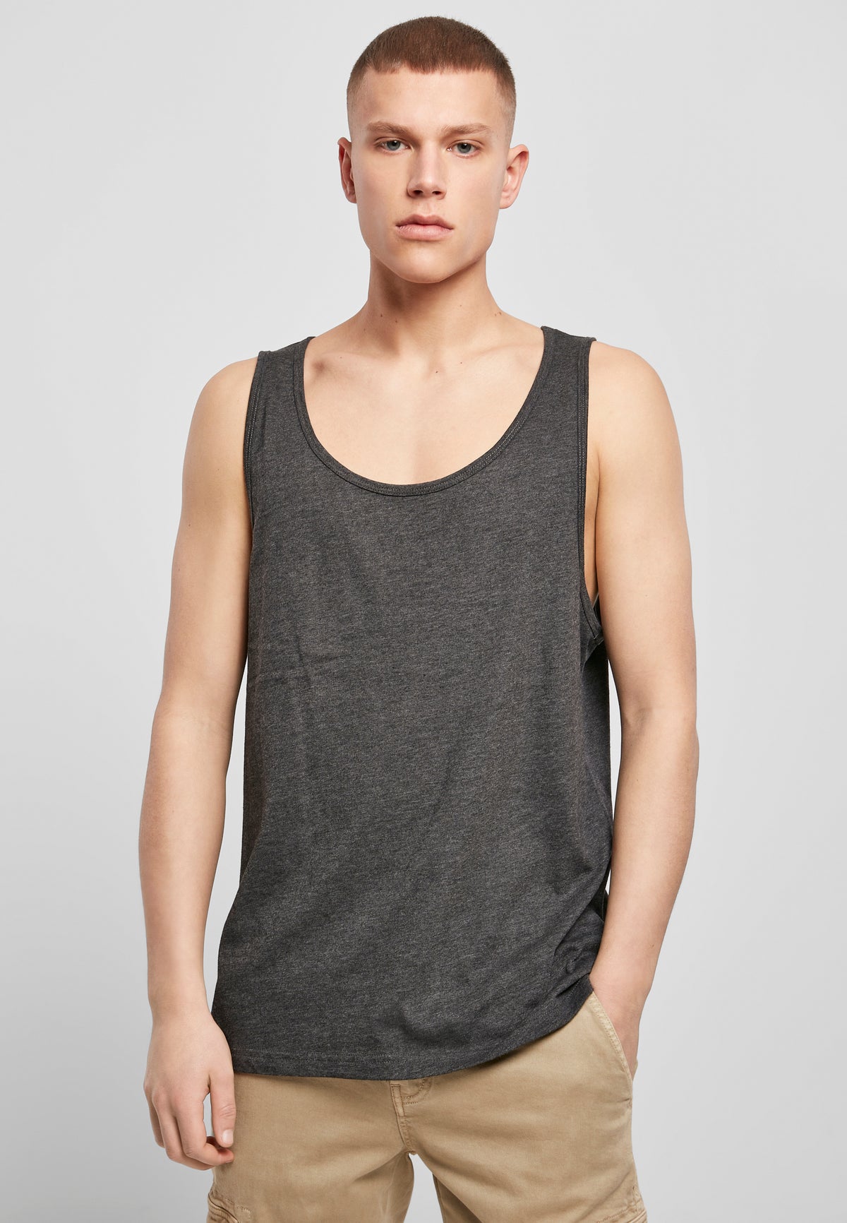 Jersey Big Tank in Charcoal, getragen
