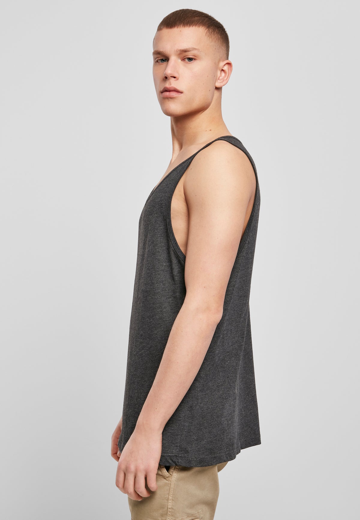 Jersey Big Tank in Charcoal, getragen