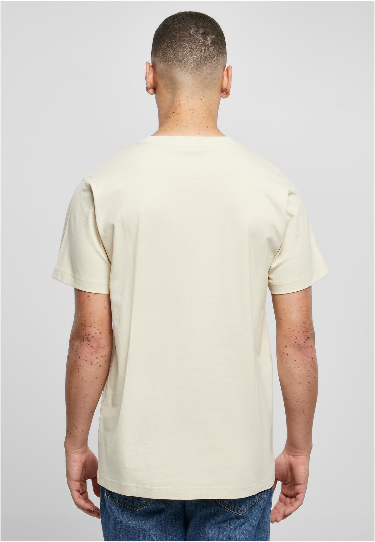 T-Shirt Round Neck in Sand, getragen