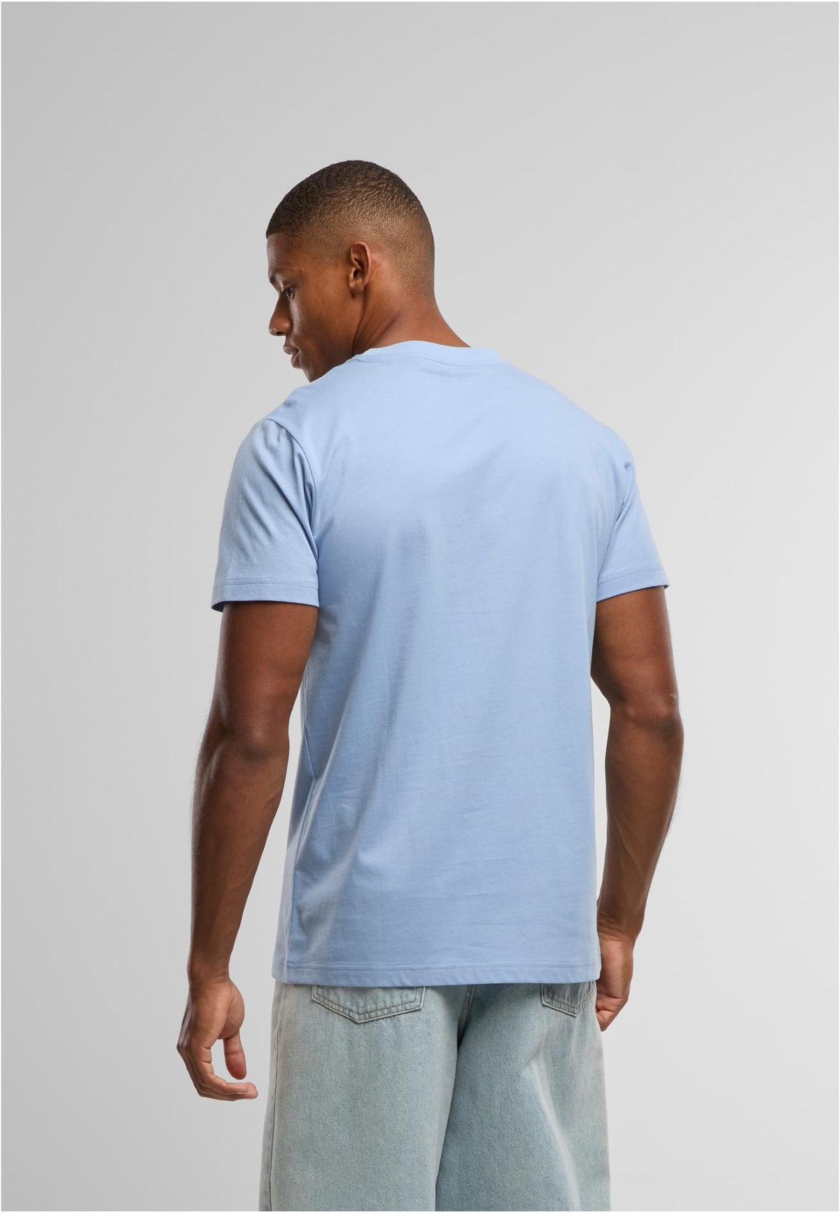 T-Shirt Round Neck in Powder Blue, getragen