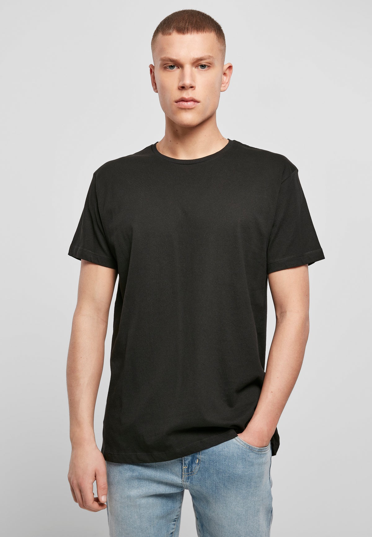 Light T-Shirt Round Neck in Schwarz, getragen