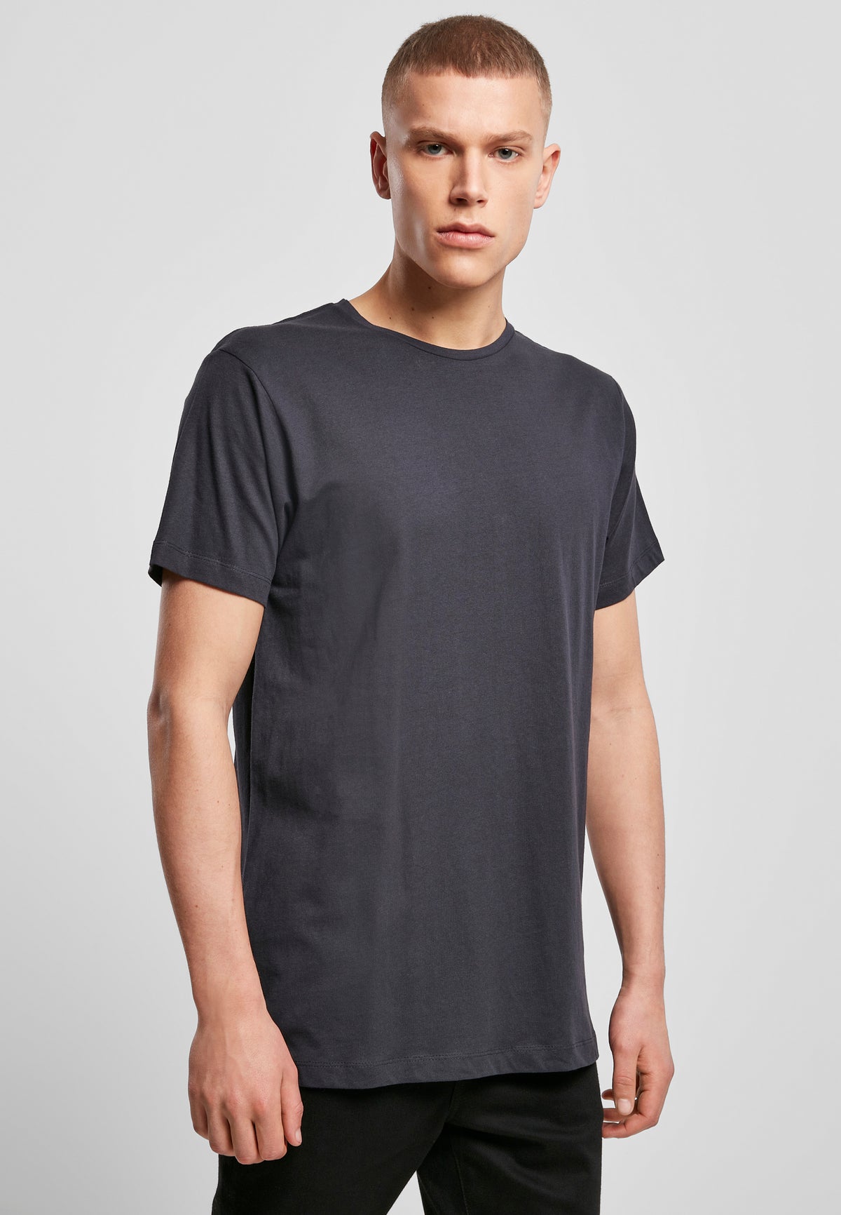 Light T-Shirt Round Neck in Navy, getragen