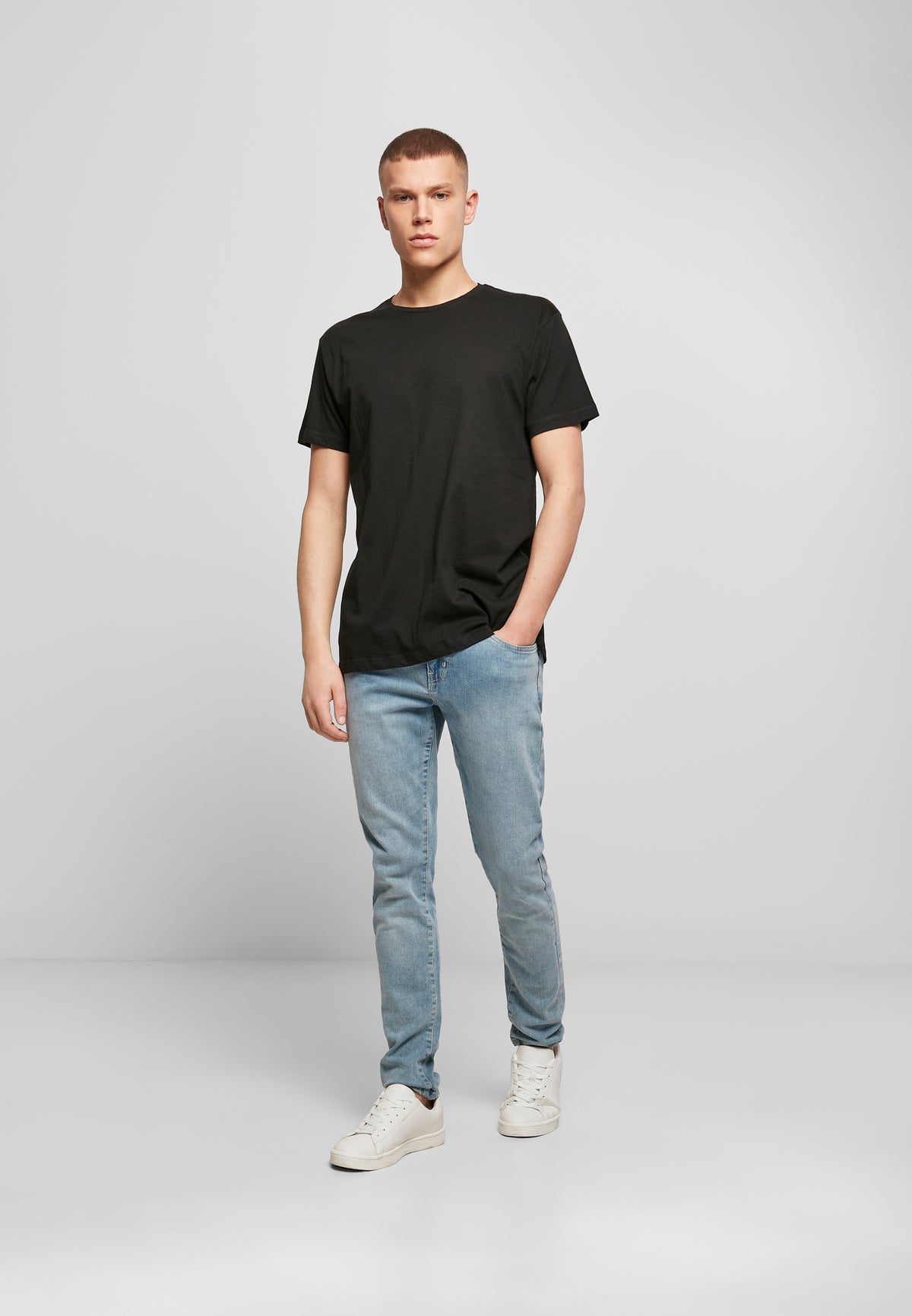 Light T-Shirt Round Neck in Schwarz, getragen