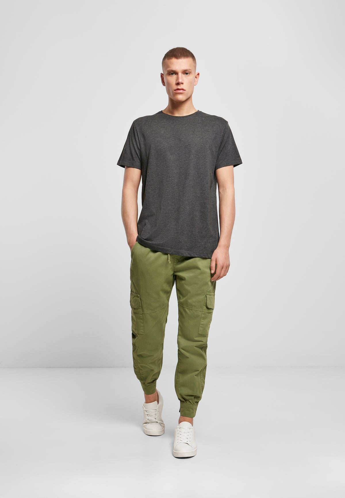Light T-Shirt Round Neck in Charcoal, getragen