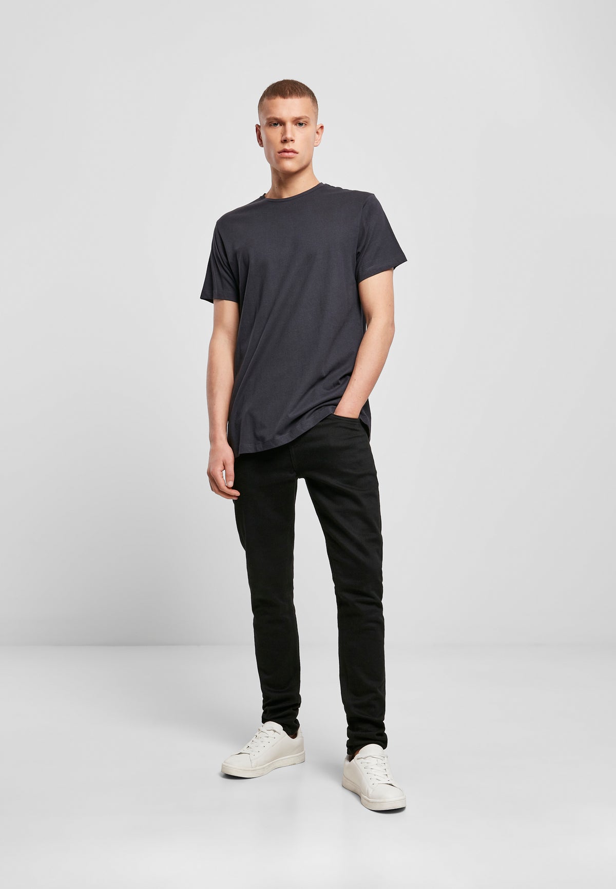 Light T-Shirt Round Neck in Navy, getragen