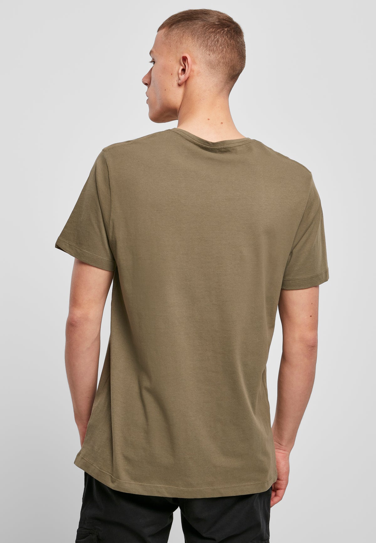 Light T-Shirt Round Neck in Olive, getragen