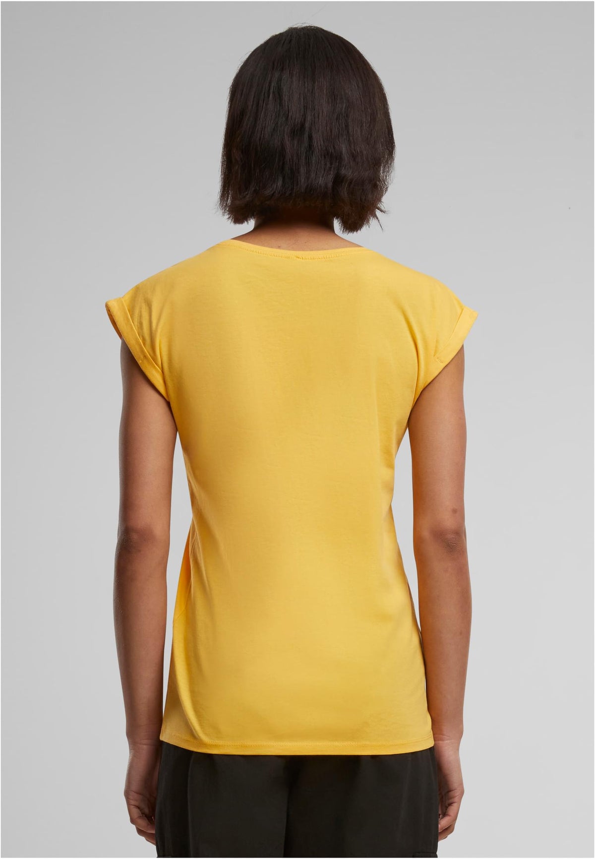 Ladies Extended Shoulder Tee in Dim Yellow, getragen