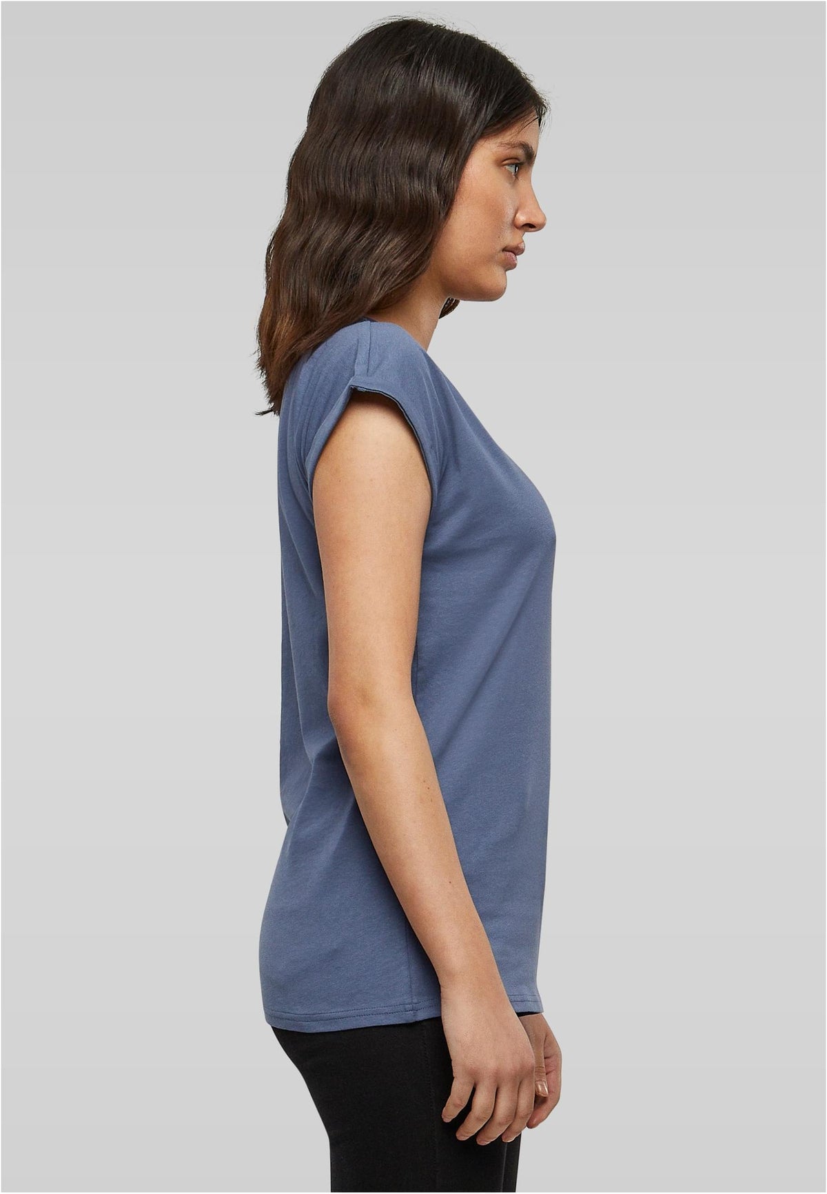 Ladies Extended Shoulder Tee in Vintage Blue, getragen