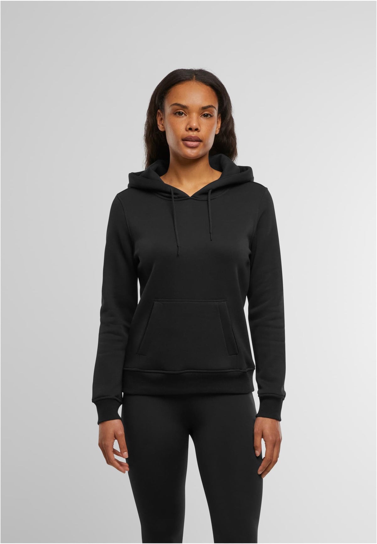 Ladies Heavy Hoody in Schwarz, getragen