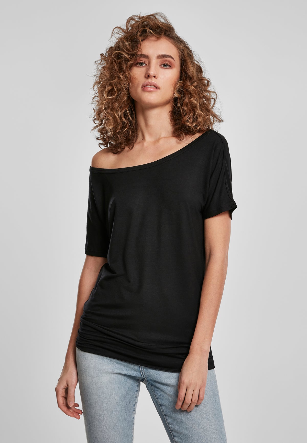 Ladies Viscose Tee in Schwarz, getragen