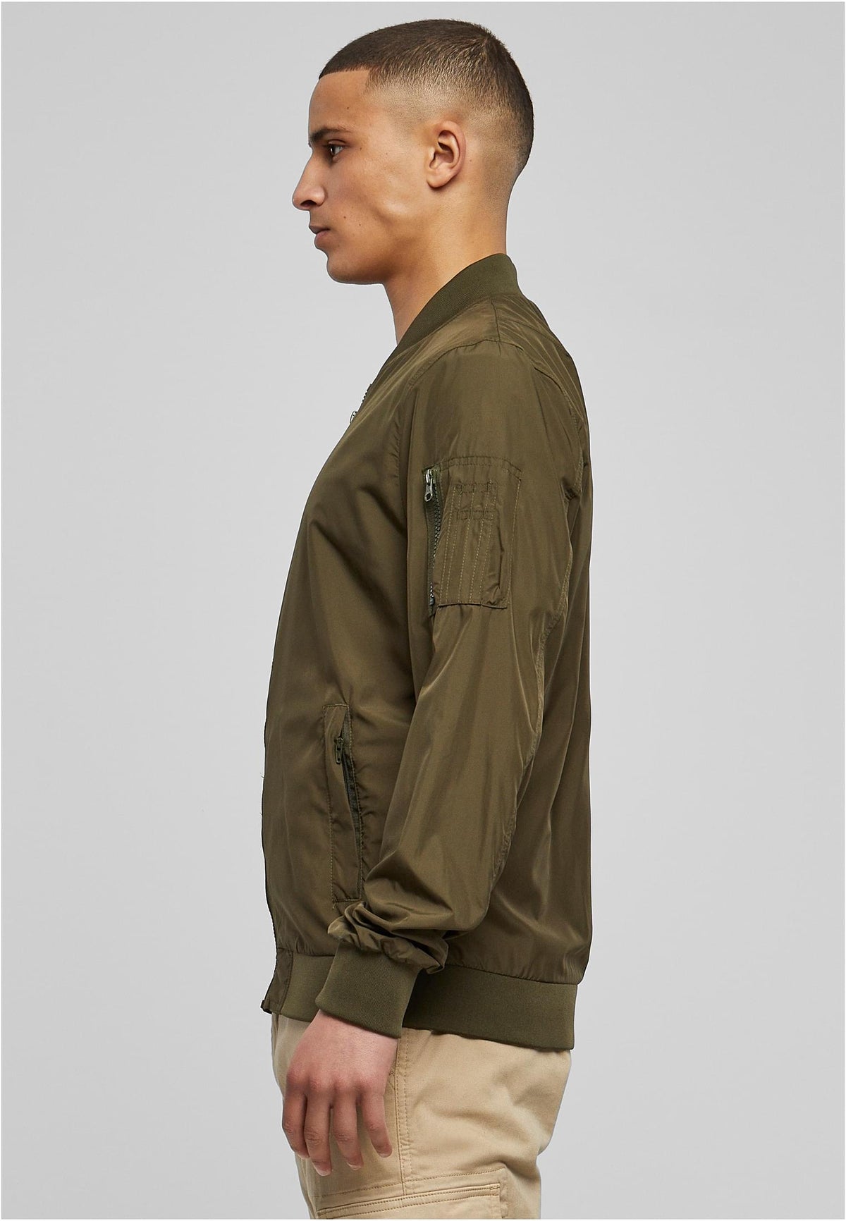 Light Bomber Jacket in Dark Olive, getragen