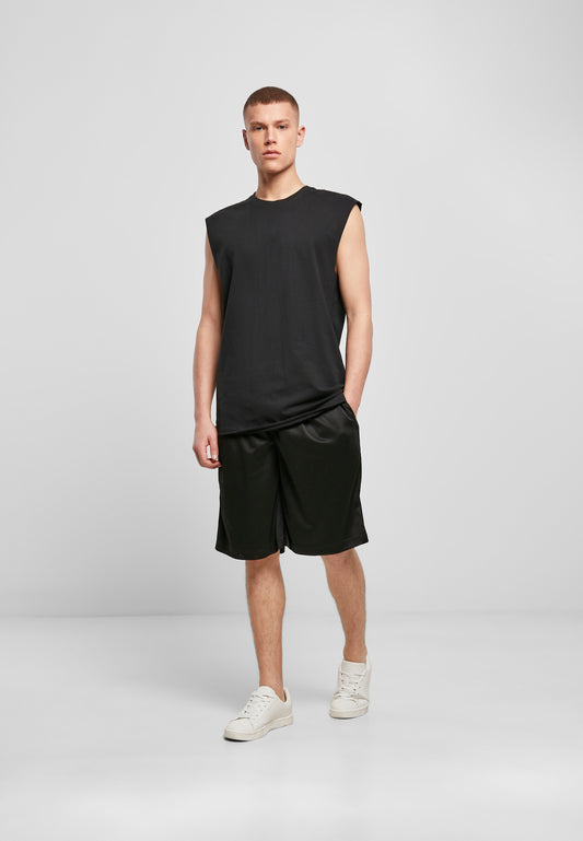 Sleeveless Tee in Schwarz, getragen