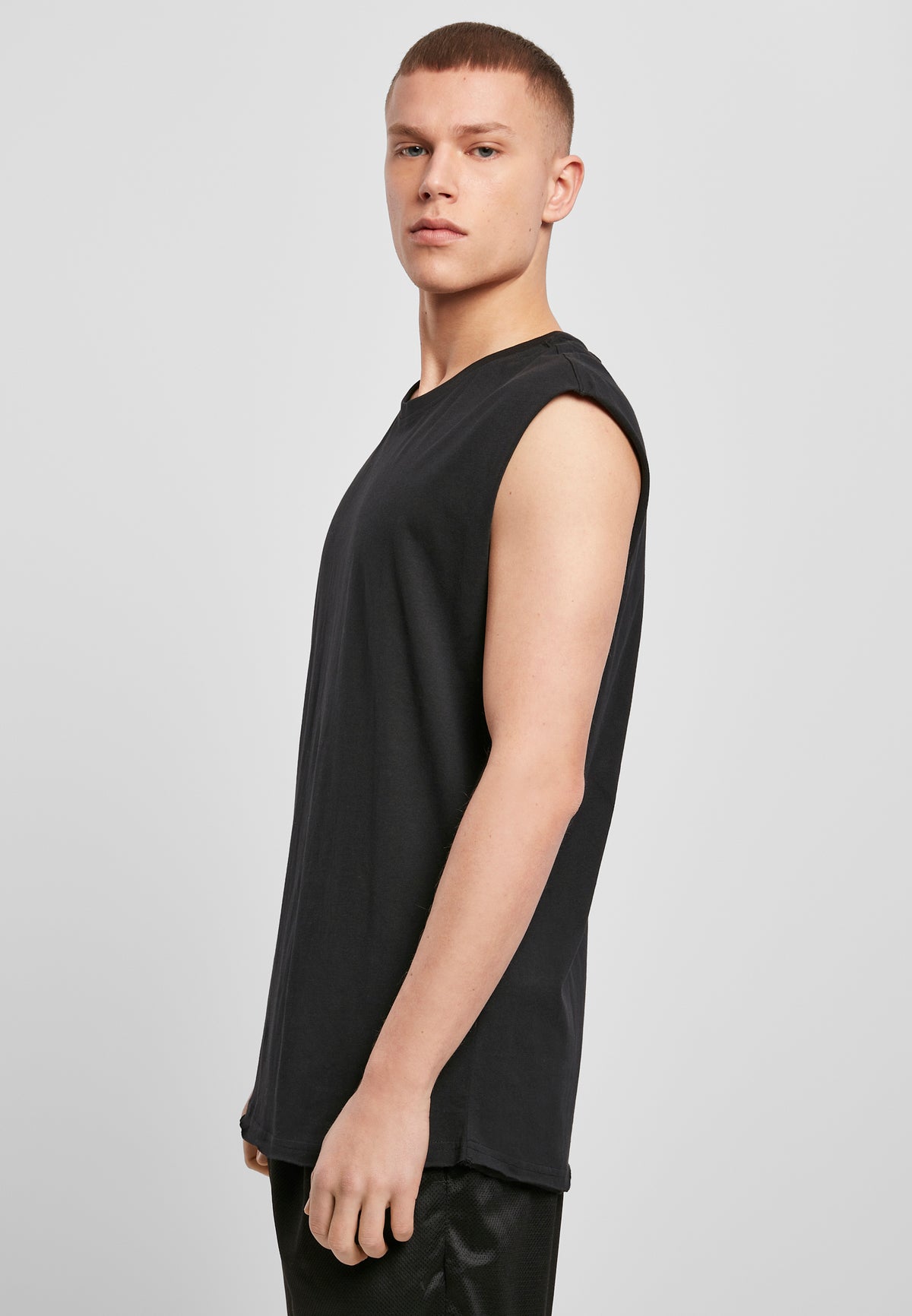 Sleeveless Tee in Schwarz, getragen