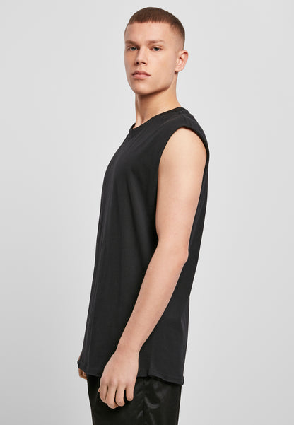 Sleeveless Tee in Schwarz, getragen
