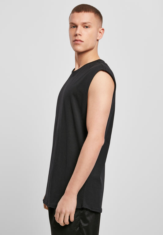 Sleeveless Tee in Schwarz, getragen