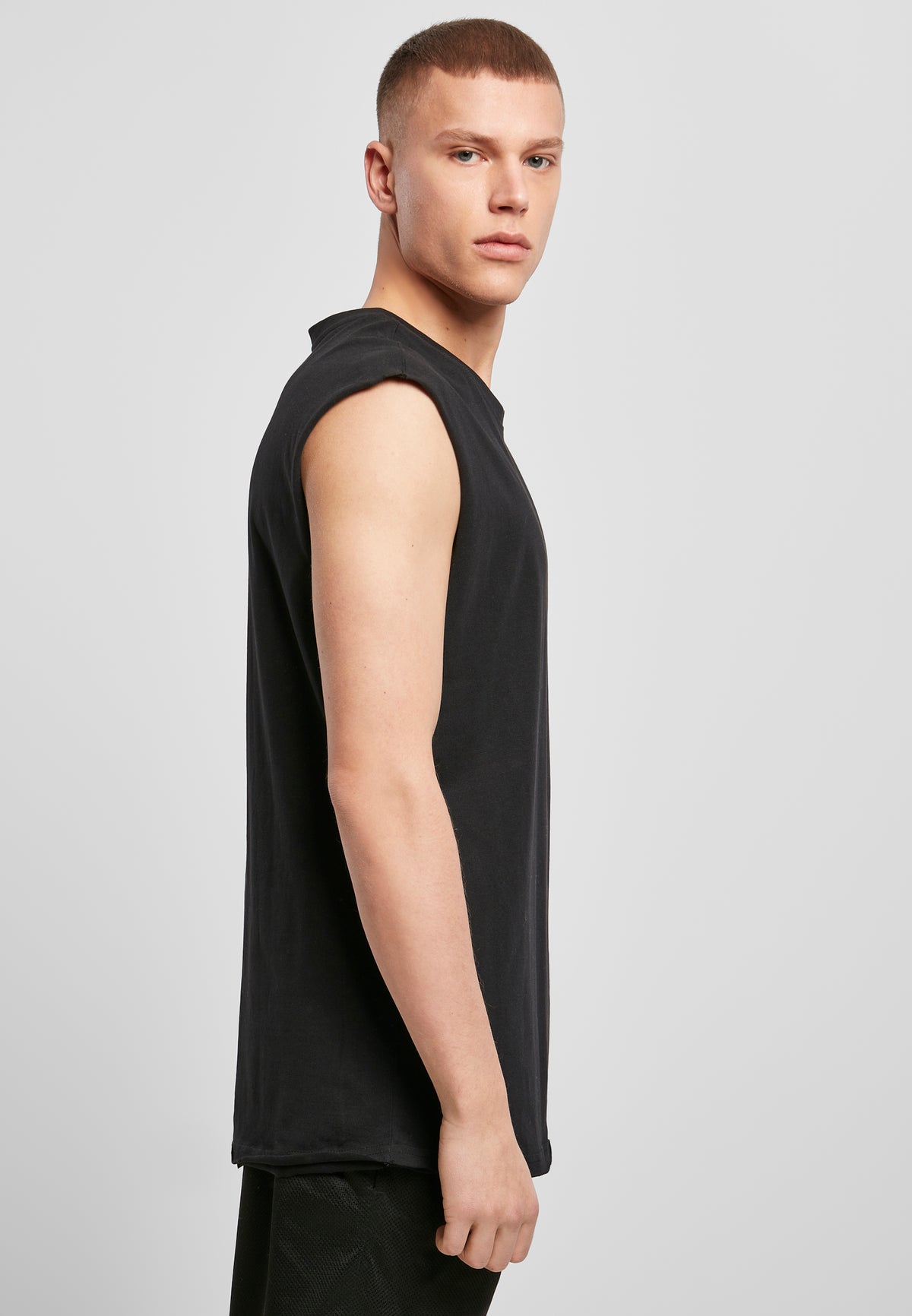 Sleeveless Tee in Schwarz, getragen