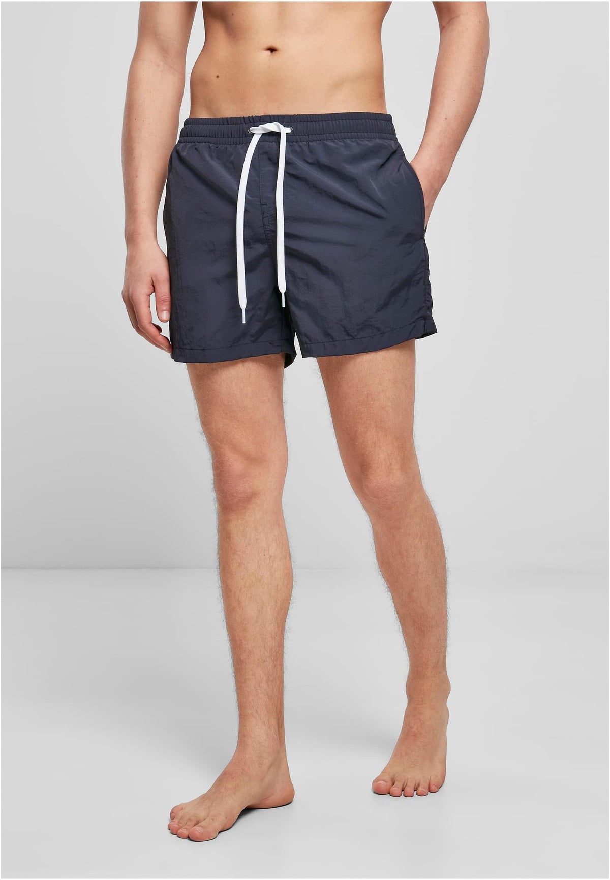 Swim Shorts in Navy, getragen