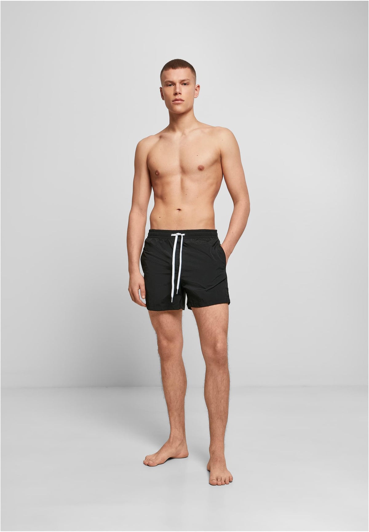 Swim Shorts in Schwarz, getragen