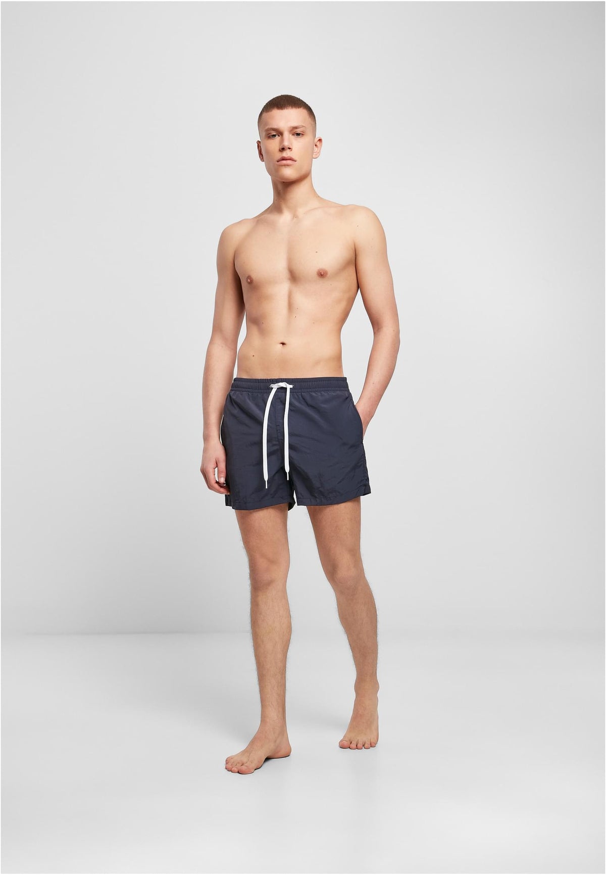Swim Shorts in Navy, getragen