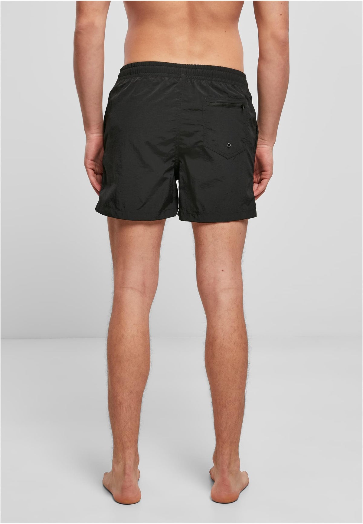 Swim Shorts in Schwarz, getragen