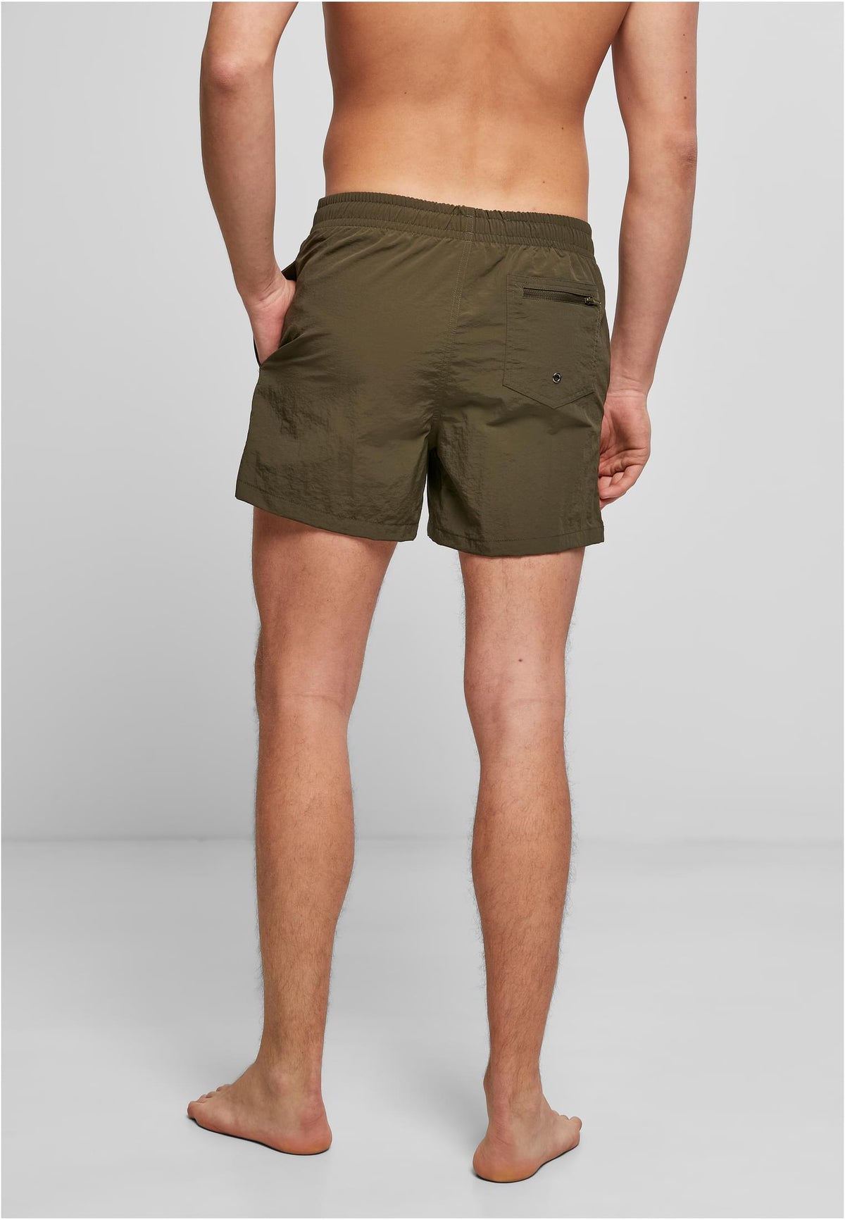 Swim Shorts in Olive, getragen