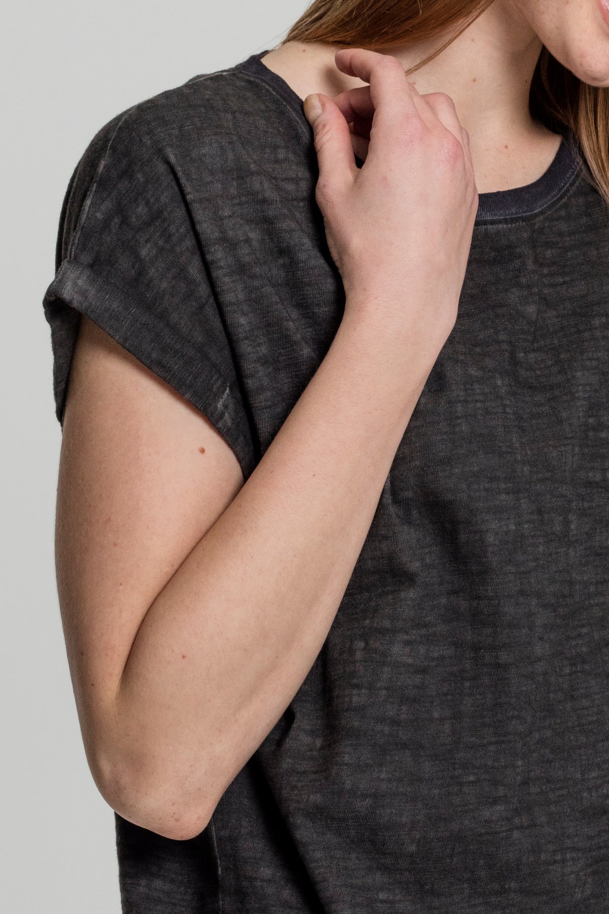 Ladies Spray Dye Extended Shoulder Tee in Dark Grey, getragen