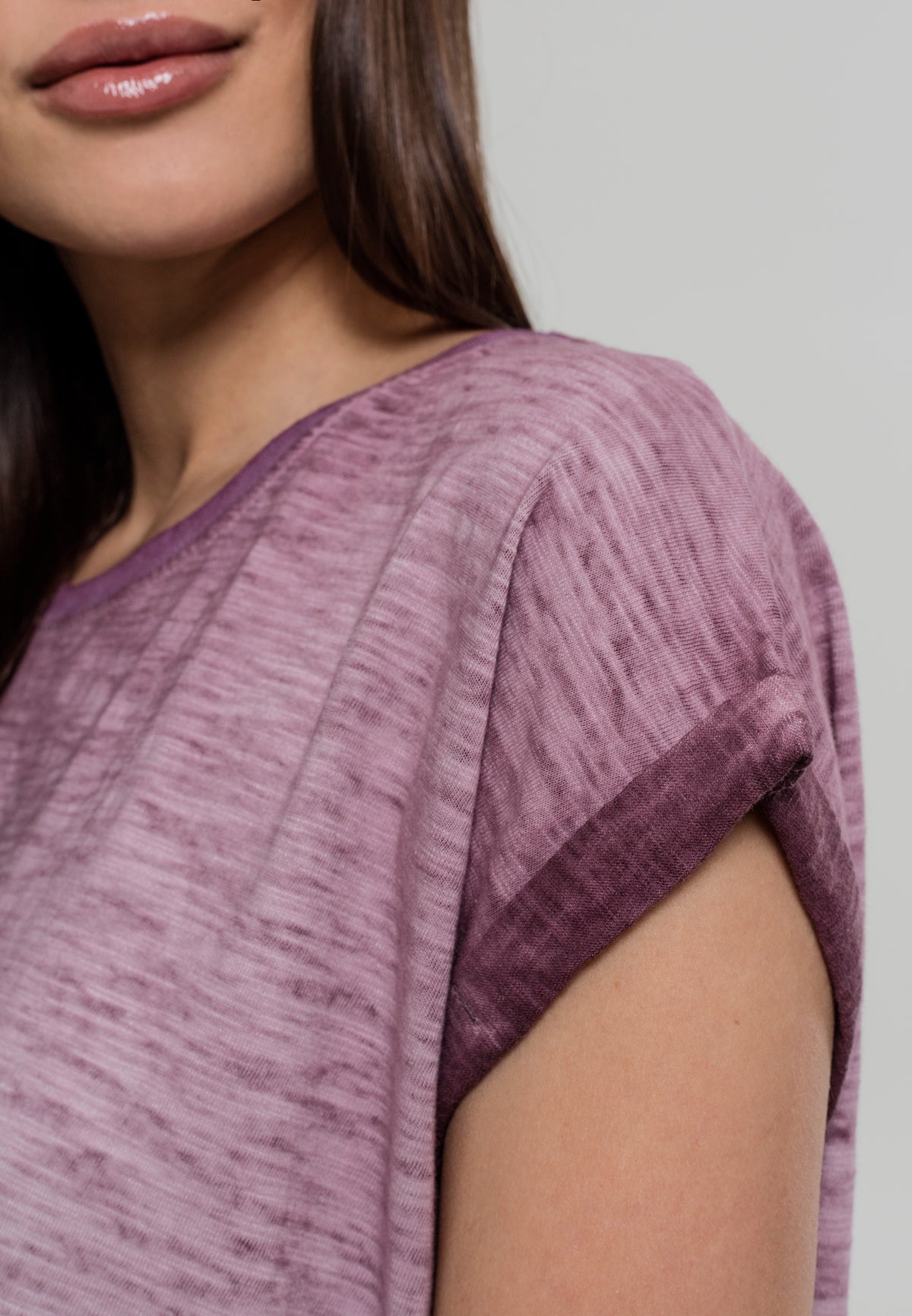 Ladies Spray Dye Extended Shoulder Tee in Burgundy, getragen