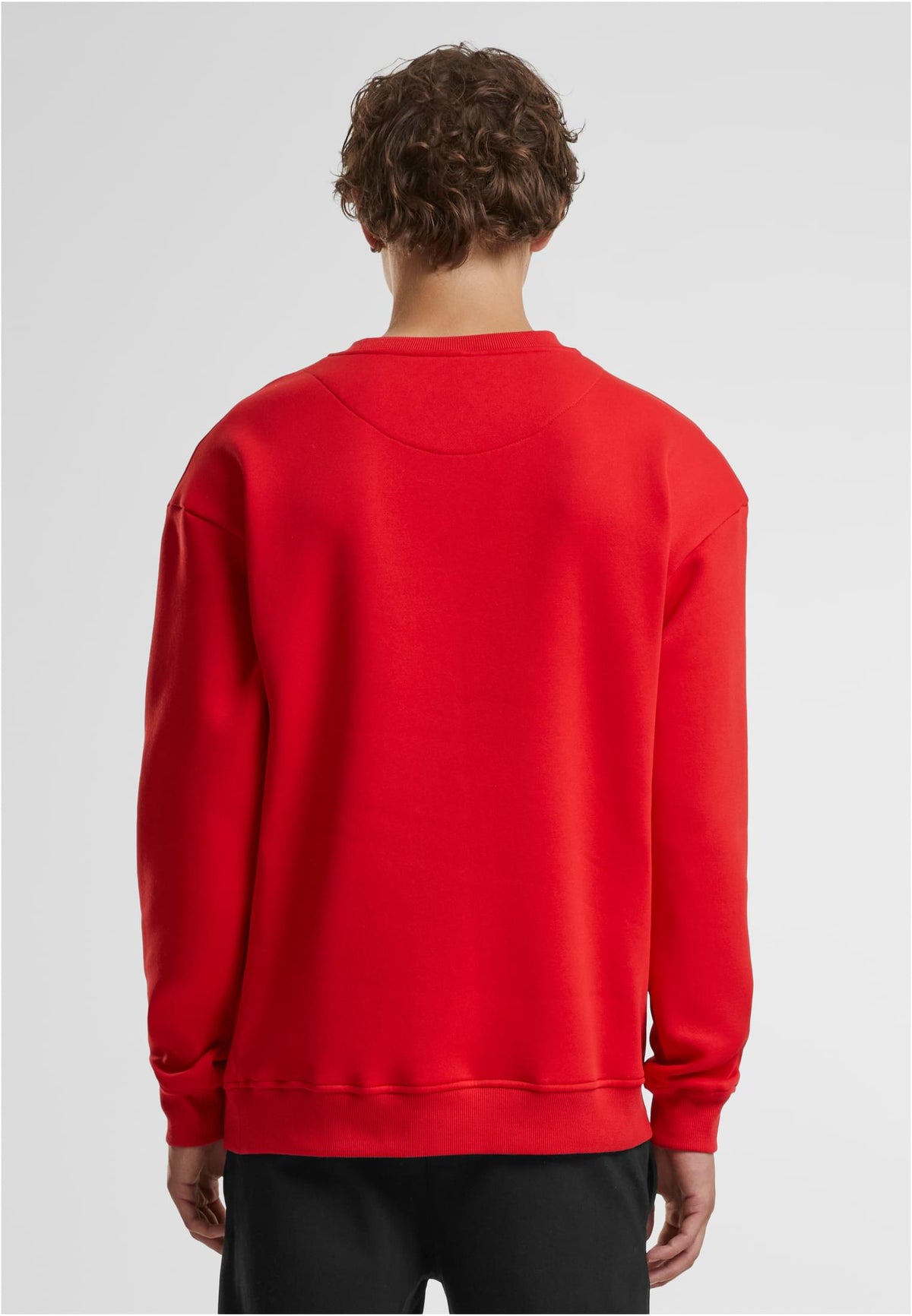 Sweat Crewneck in City Red, getragen