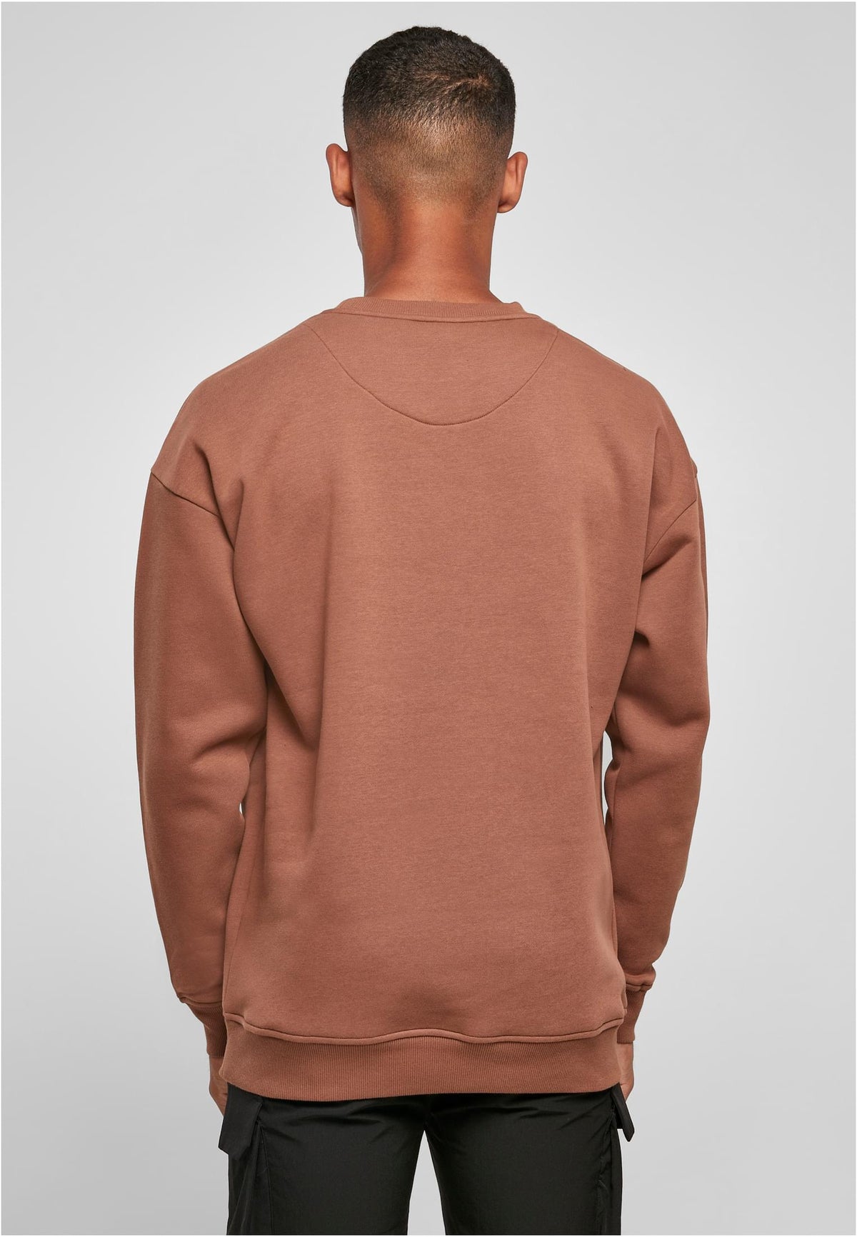 Sweat Crewneck in Bark, getragen