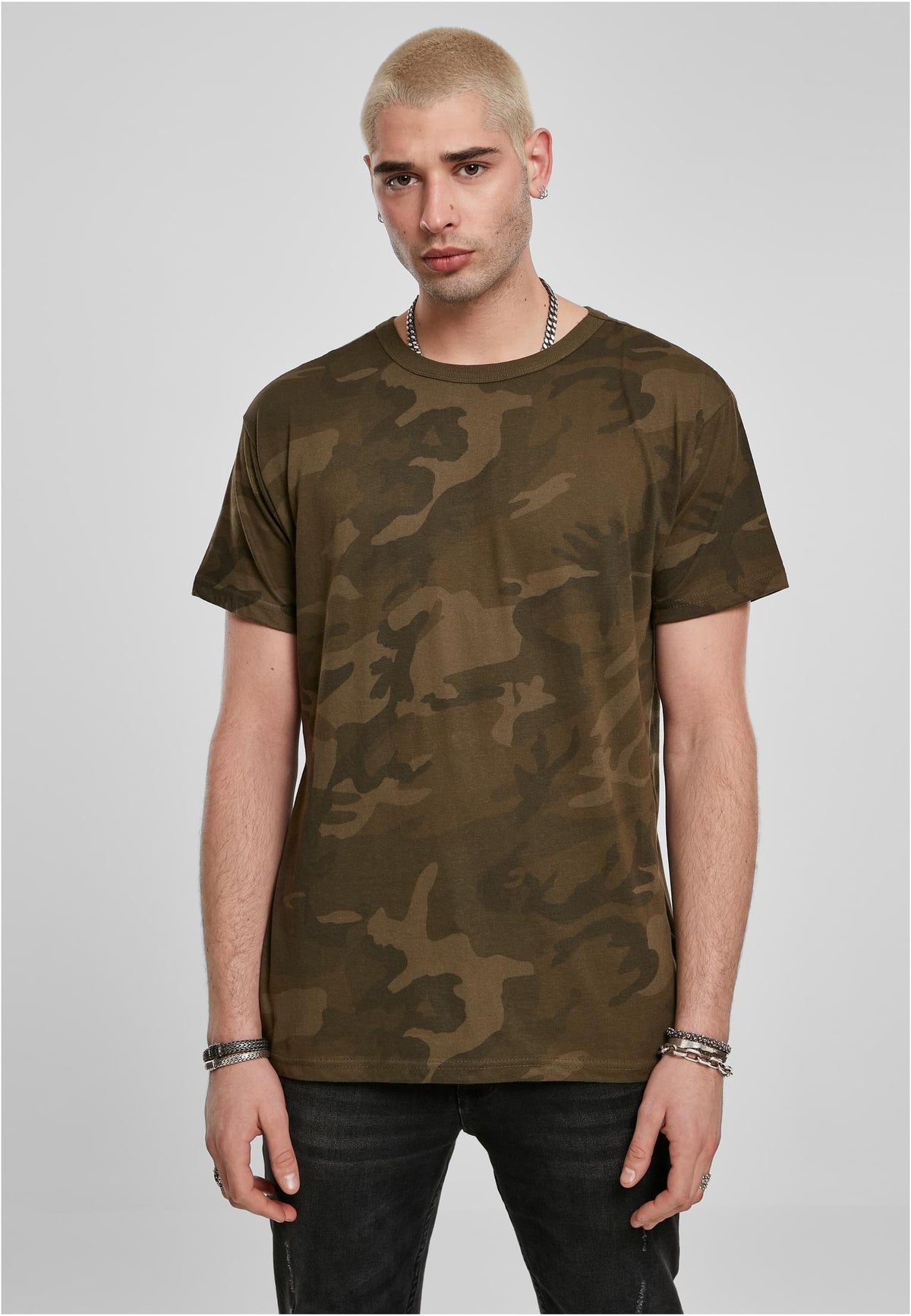 Camo Tee in Olive Camo, getragen