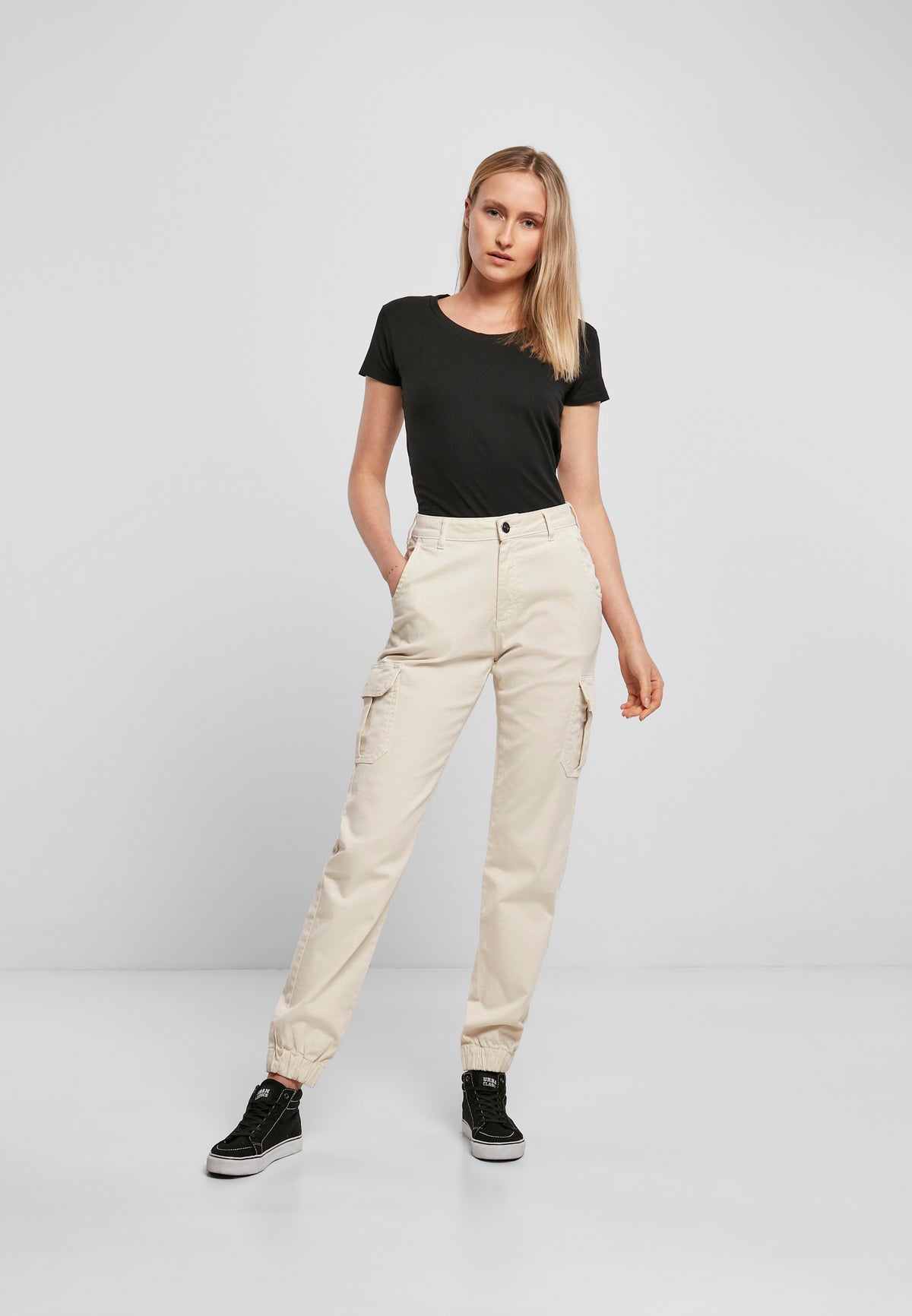 Ladies Merch T-Shirt in Schwarz, getragen