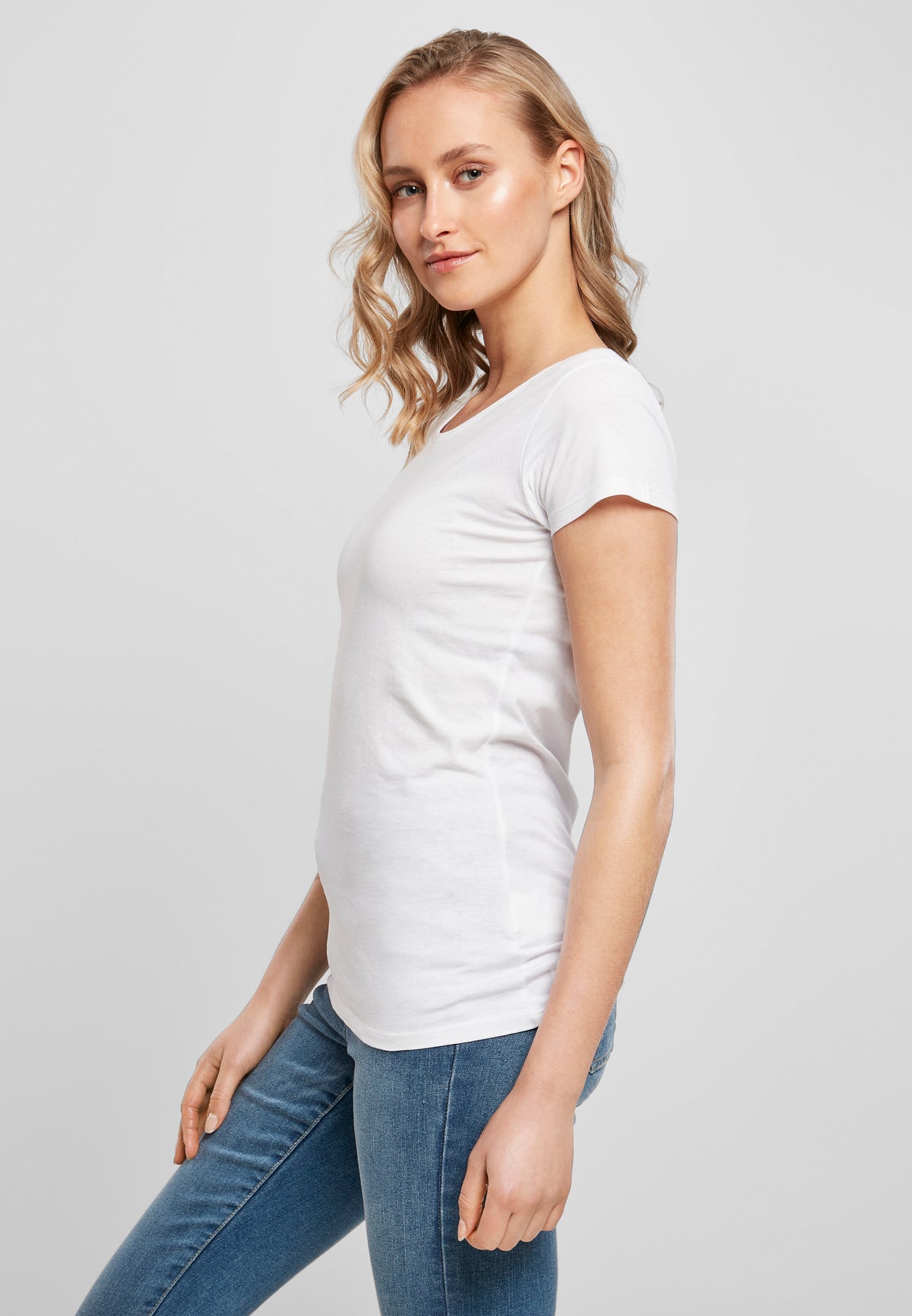 Ladies Merch T-Shirt in White, getragen