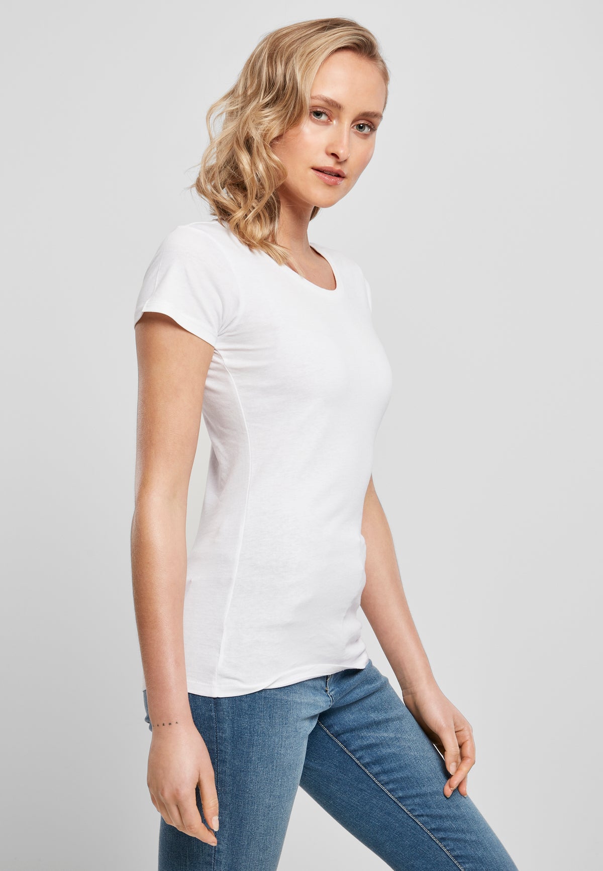 Ladies Merch T-Shirt in White, getragen