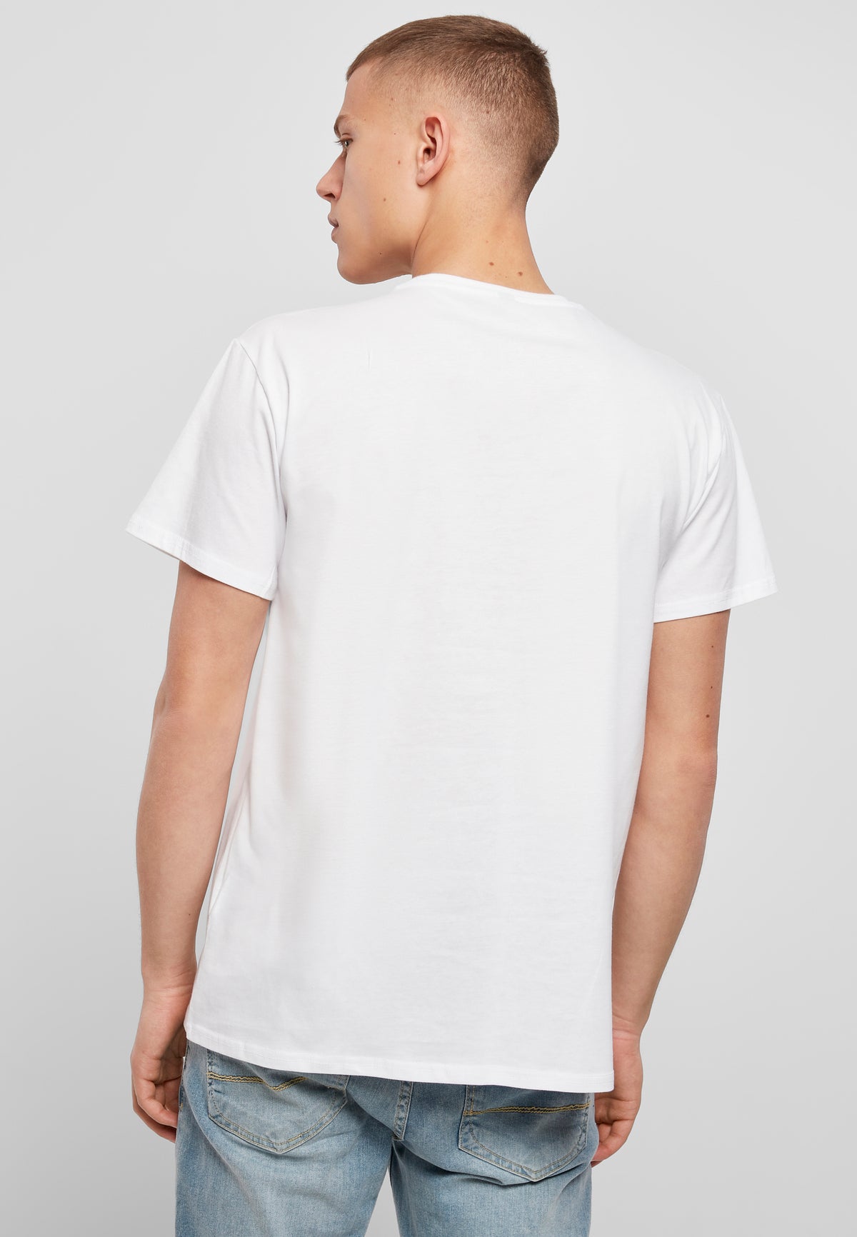 Basic T-Shirt in White, getragen