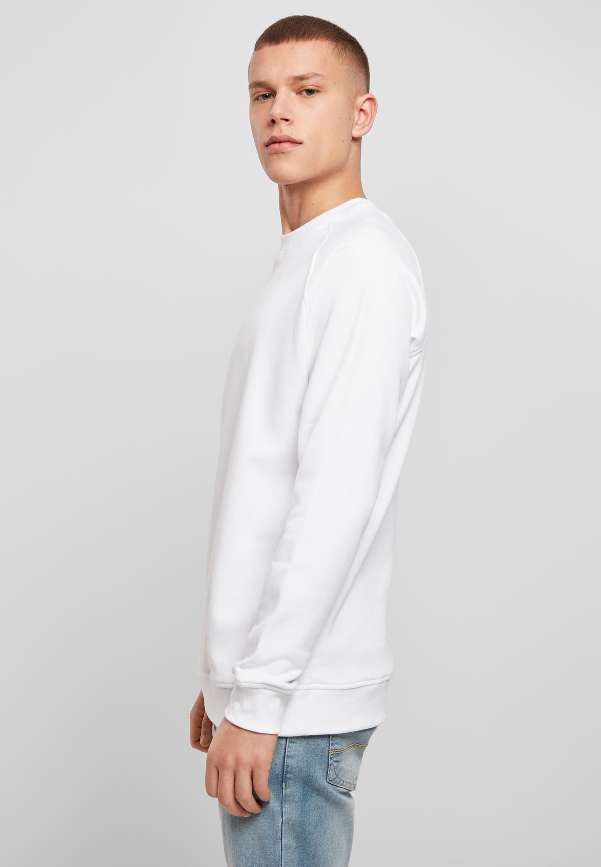 Raglan Sweat Crewneck in White, getragen