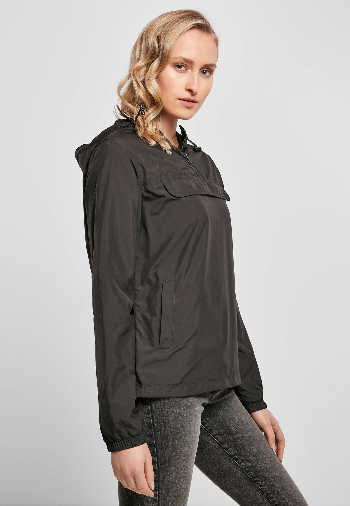 Ladies Basic Pull Over Jacket in Schwarz, getragen