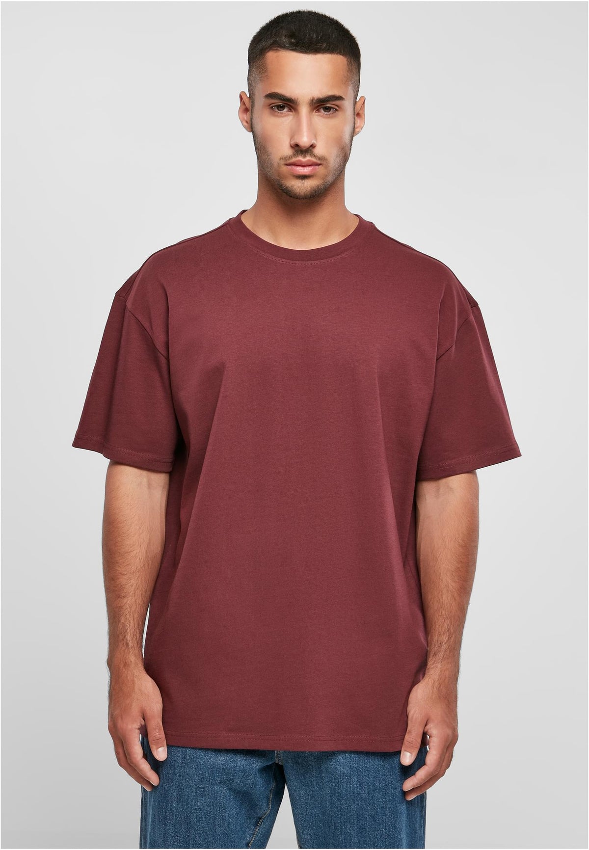 Heavy Oversize Tee in Cherry, getragen