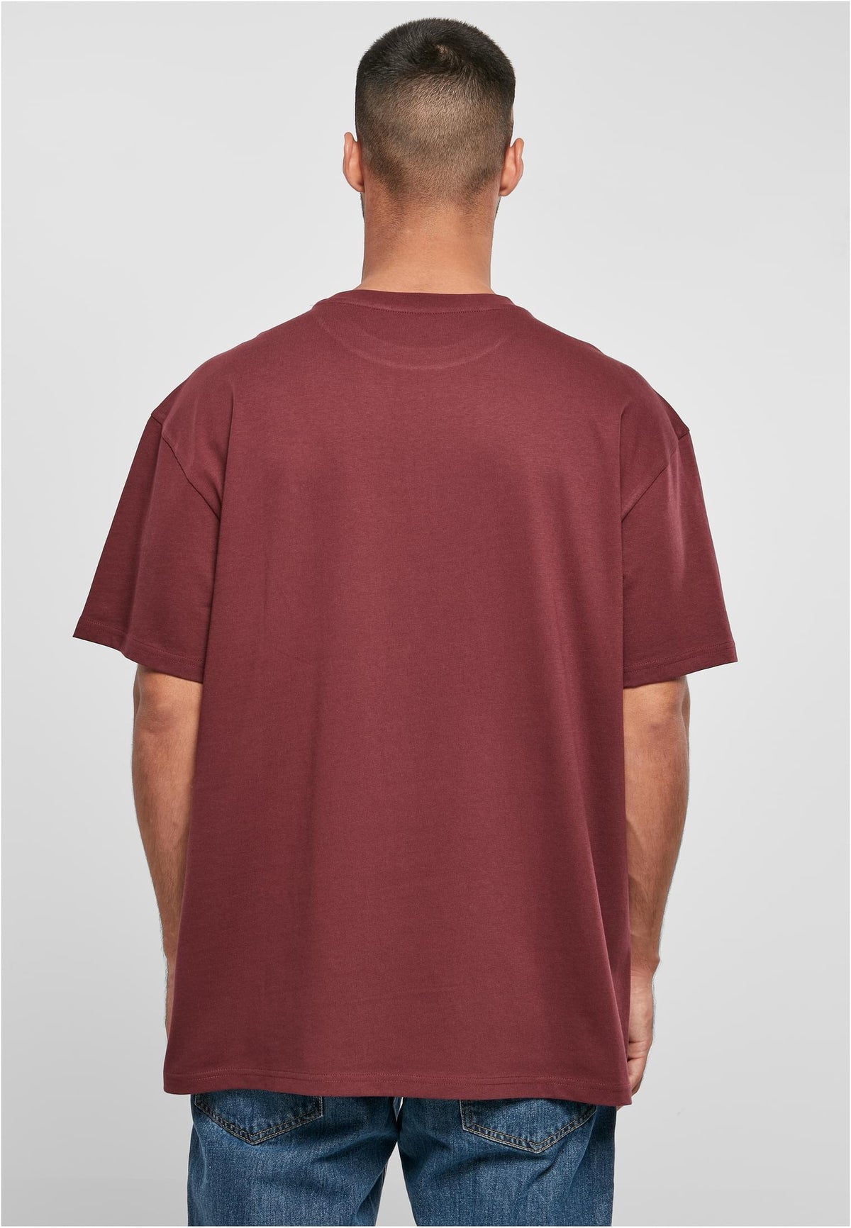 Heavy Oversize Tee in Cherry, getragen