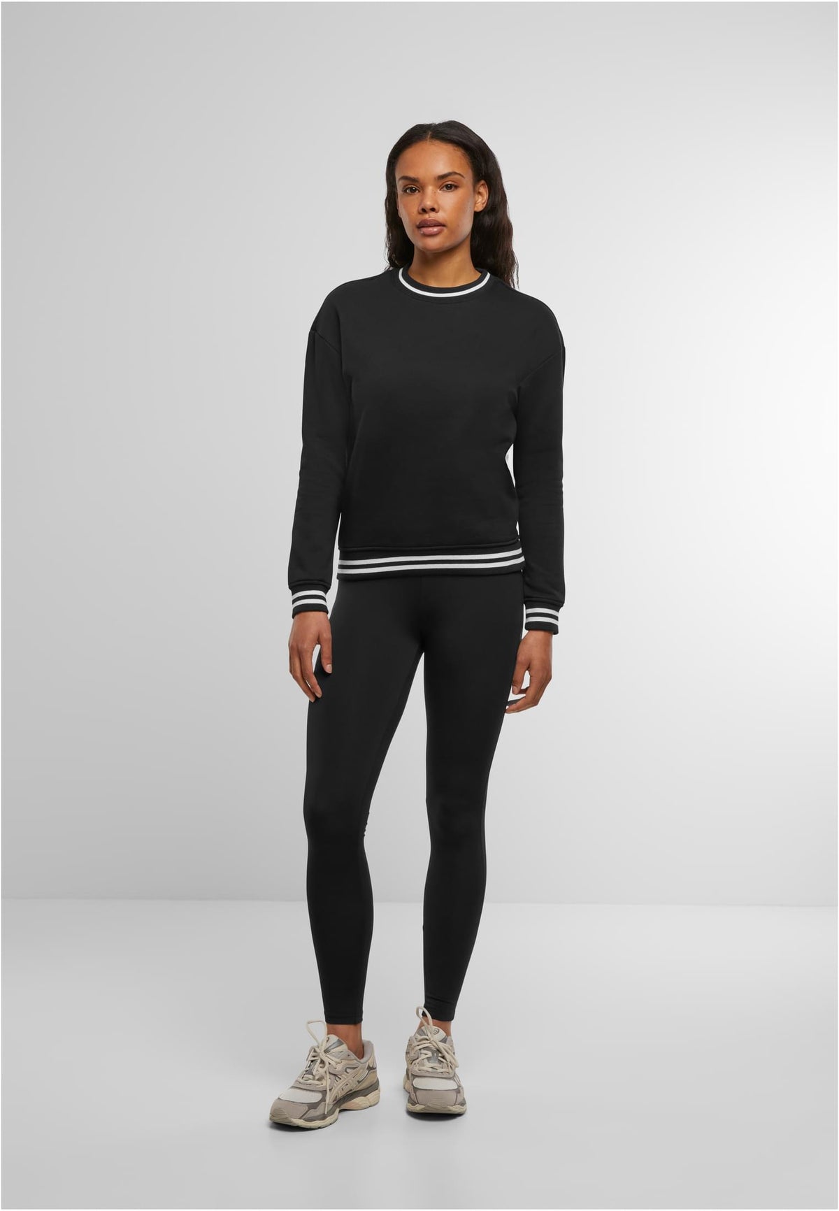 Ladies College Sweat Crew in Black-White, getragen