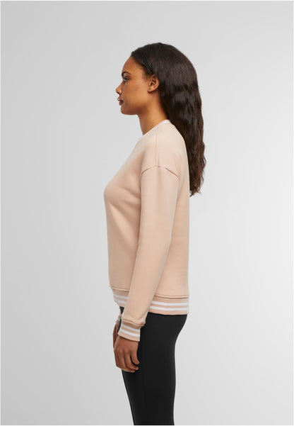 Ladies College Sweat Crew in Light Rose-White, getragen