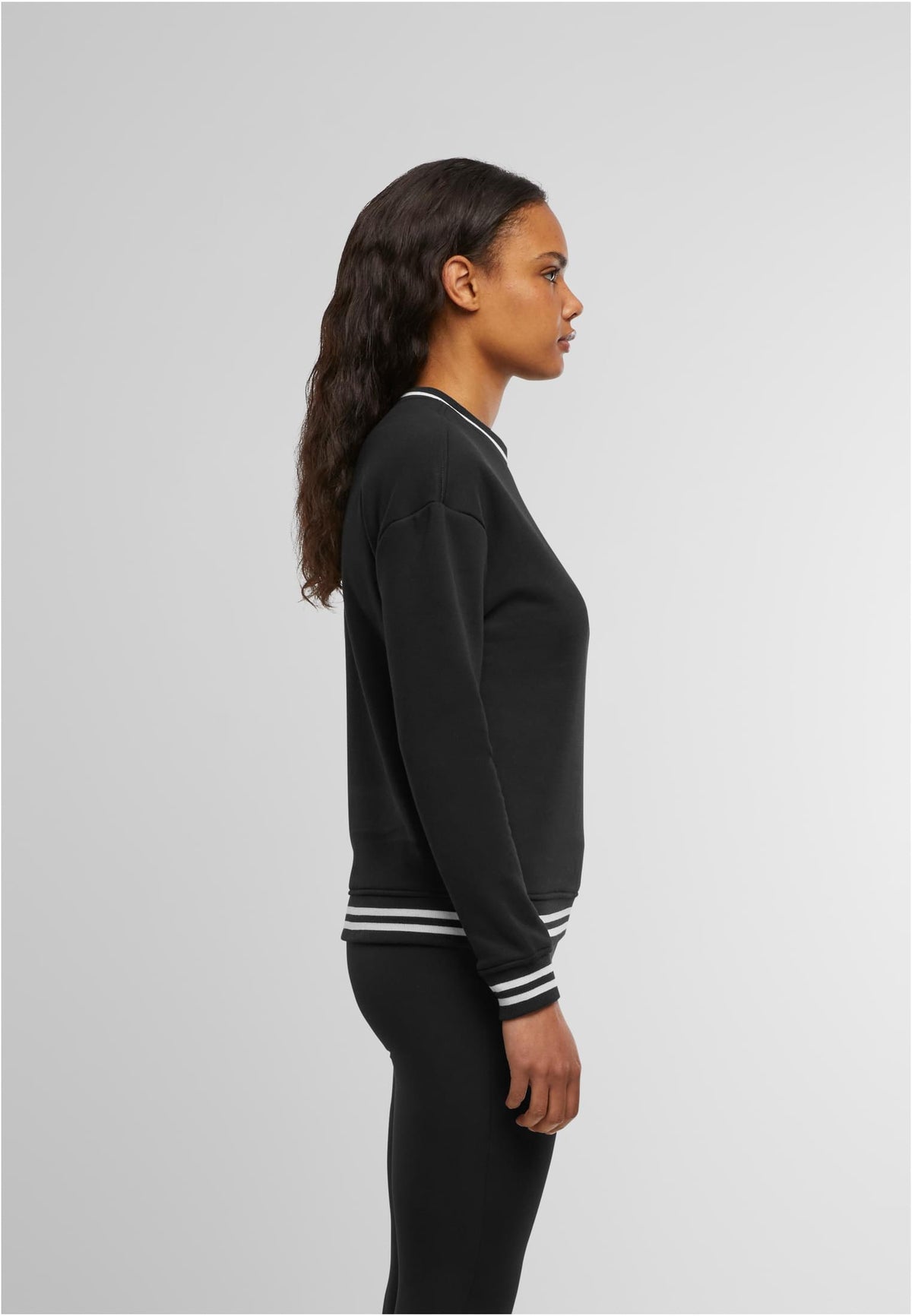 Ladies College Sweat Crew in Black-White, getragen
