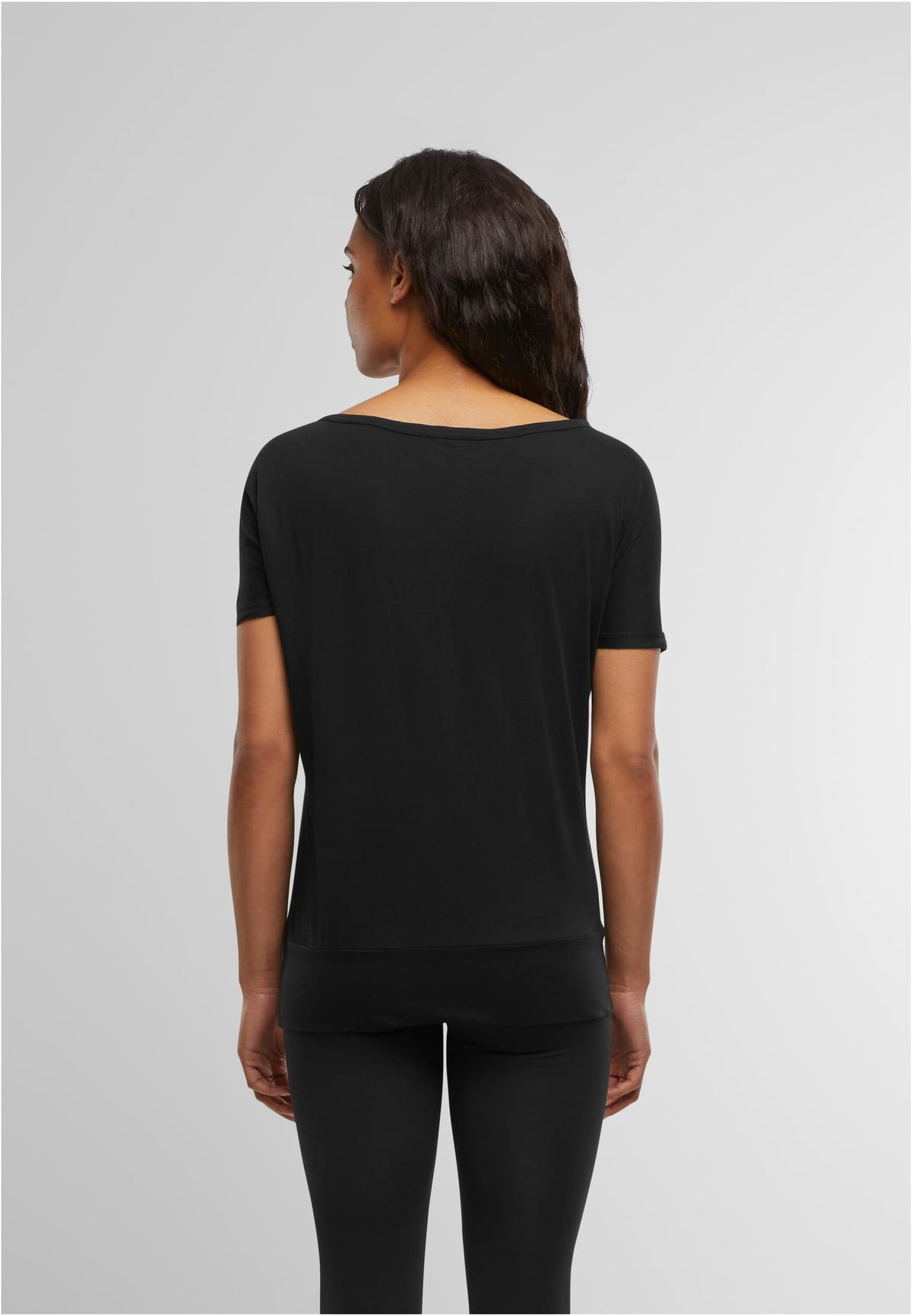 Ladies Batwing Tee in Schwarz, getragen