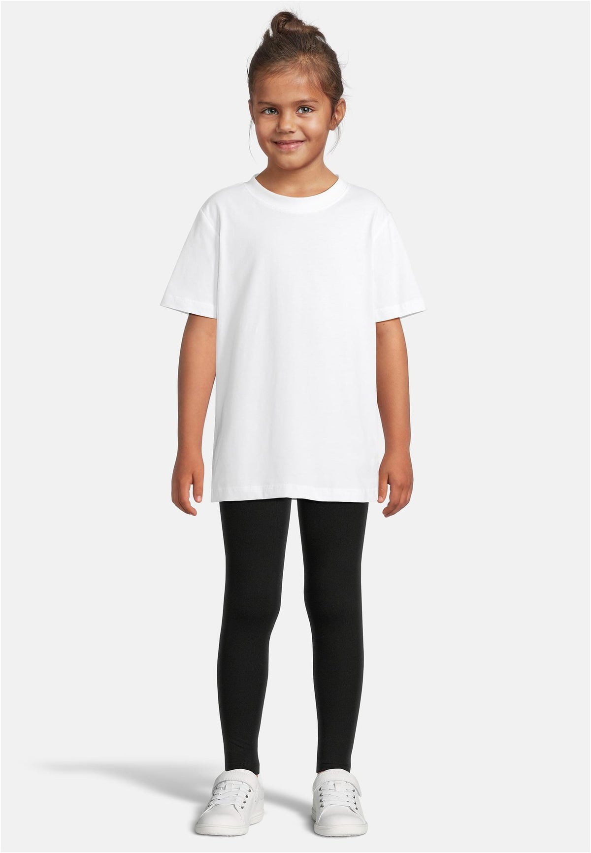 Kids Basic Tee 2-Pack in White, getragen