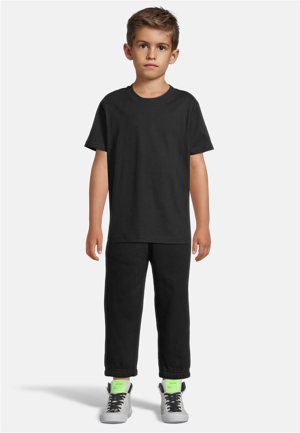 Kids Basic Tee in Schwarz, getragen