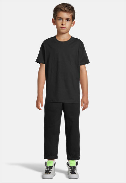 Kids Basic Tee in Schwarz, getragen