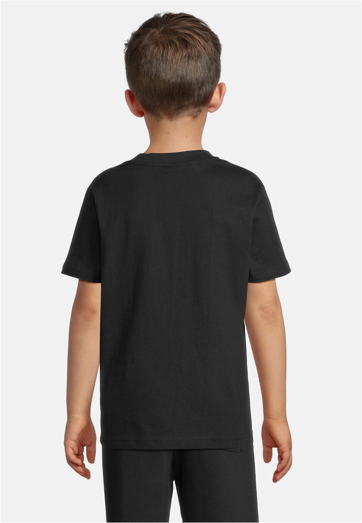 Kids Basic Tee in Schwarz, getragen