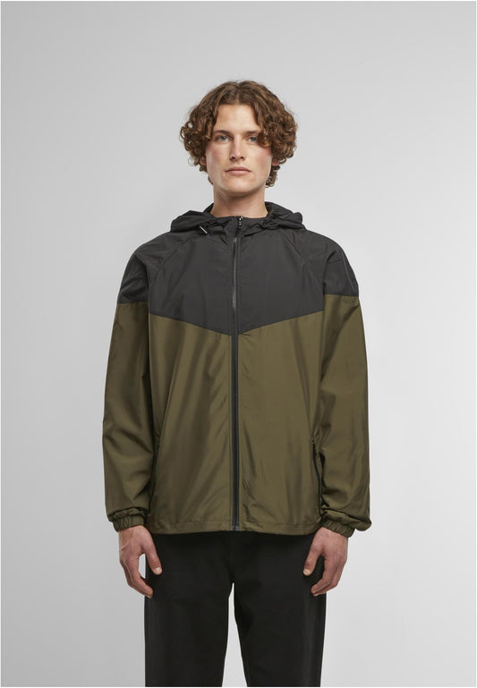 2-Tone Tech Windrunner in Dark Olive-Black, getragen
